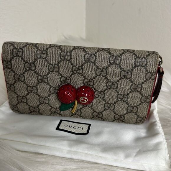 💯Authentic Gucci Beige/Red GG Supreme Canvas Cherry Zip Around Wallet🍀 - Picture 5 of 17